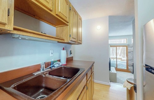 Waitsfield Condo | Cozy open-concept condo, close to ski resorts, balcony, pool, tennis, sauna