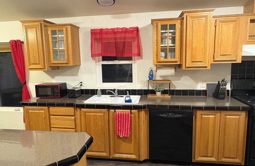 Albany House | Cozy, Spacious 3BR Retreat in North Albany Family-Friendly, Near OSU & Wineries