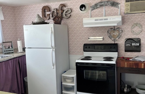 Central Point Cottage | Cozy Studio downtown. Walk to choices of restaurants, stores or parks