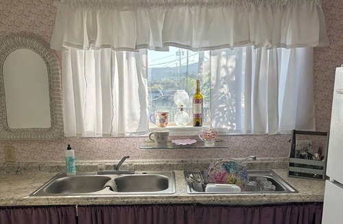 Central Point Cottage | Cozy Studio downtown. Walk to choices of restaurants, stores or parks
