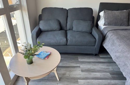 Midtown Sacramento Apartment | Cozy studio with WiFi, AC, fitness room in lovely midtown of Sacramento.