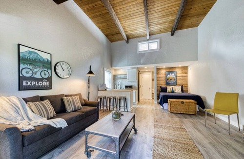 Sunriver Apartment | Cozy Sunriver Condo w/Pool Sharc Passes! Close to Sunriver Lodge & Shopping.