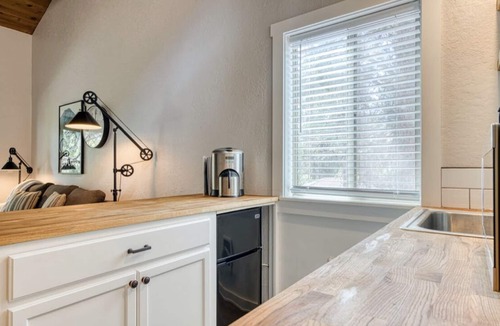 Sunriver Apartment | Cozy Sunriver Condo w/Pool Sharc Passes! Close to Sunriver Lodge & Shopping.
