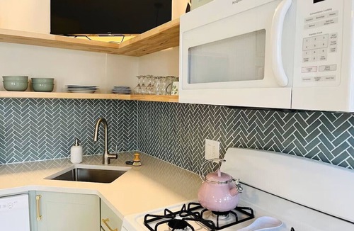 East Allegheny Apartment | Cozy, walkable 1-bedroom apartment in Pittsburgh with WiFi, AC