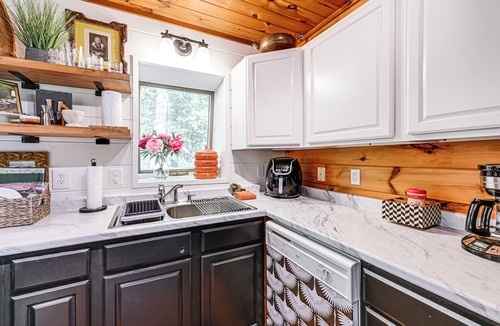 Highlands Cabin | Creekside Cabin: Tubing, Trails & Highlands Charm!