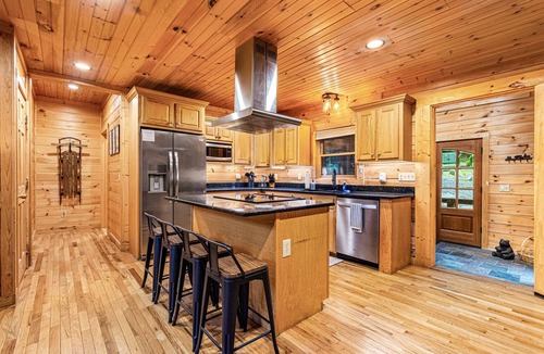 Beech Mountain Cabin | Creekside Log Cabin with Hot Tub & Arcade Games