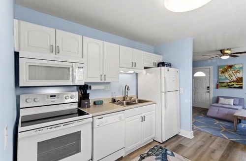 Emerald Waters Village Condo | Crosscreek 2BR-2BA condo-5 minute walk to the Gulf