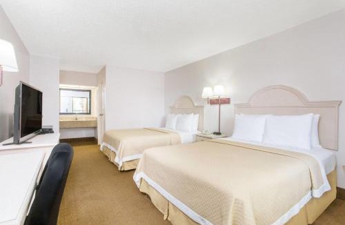 Navarre Hotel | Days Inn & Suites by Wyndham Navarre - near Beaches Hurlburt
