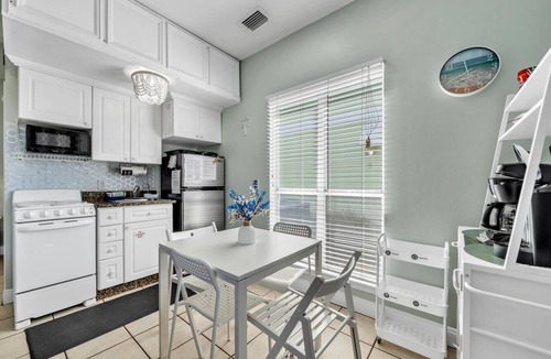 Crystal Beach Cottage | Destin Crystal Beachside Escape~Steps to Beach & Pool~Prime location
