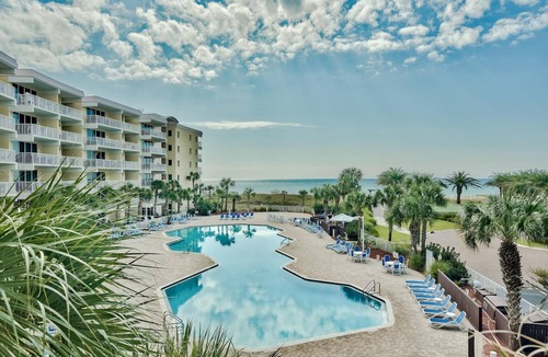 Fort Walton Beach Apartment | Destin west, Ocean view, walk to the beach, lazy river, hot tubs and 7 pools