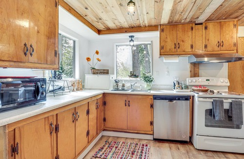 Gates Cabin | Detroit Lake Area Cabin 1/2 Mi to Santiam River
