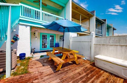 Gulf Lagoon Beach House | Dog-friendly close to the beach with WiFi private washer & dryer balcony & AC