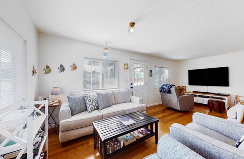 Winchester Bay House | Dog-friendly coastal-themed home with a full kitchen & washer&dryer