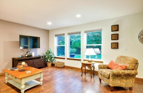 Oak Grove House | Dog-Friendly Milwaukie Home: 9 Mi to Dtwn Portland
