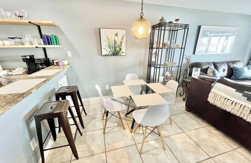 Innerarity Townhomes House | Dolphin Cove: Gorgeous Waterfront Unit with Kayaks