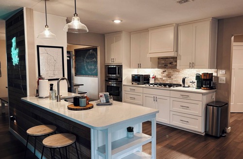 Bentonville House | Downtown 4BR/3.5BT, 2 Kings, museums, MTB, pickleball, basketball, & game room!
