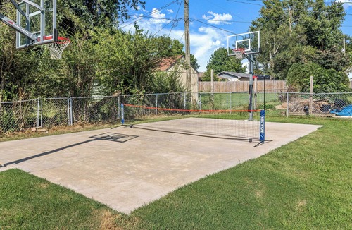 Bentonville House | Downtown 4BR/3.5BT, 2 Kings, museums, MTB, pickleball, basketball, & game room!