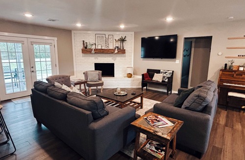 Bentonville House | Downtown 4BR/3.5BT, 2 Kings, museums, MTB, pickleball, basketball, & game room!