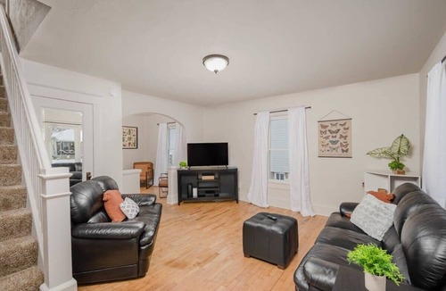 Appleton House | Downtown Gem: Yard, BBQ & Free Parking