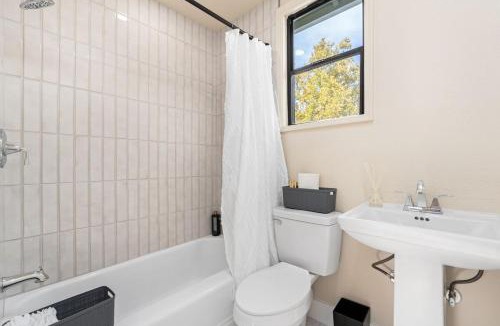Lodi House | Downtown Lodi l Renovated l 5 Bedrooms l Sleeps 10