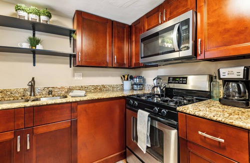 Manitou Springs Apartment | Downtown Manitou 1BR: Walk to Incline + Free Parking [Dog Friendly]