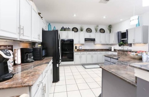 San Antonio House | D’Ultimate Getaway Luxury Retreat Heated Pool Hot tub Sleeps 17 on 5 Acres.