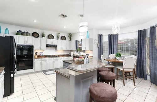 San Antonio House | D’Ultimate Getaway Luxury Retreat Heated Pool Hot tub Sleeps 17 on 5 Acres.