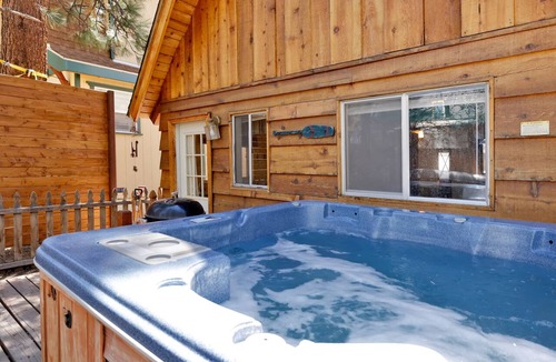 Moonridge Cabin | Dusk to Dawn Moonridge Cottage w/Hot Tub