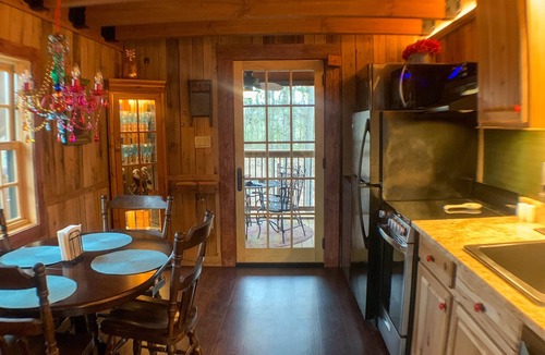 Shenandoah Cabin | Eagles Nest is ready for you to have a soaring adventure. Unique Tree House.