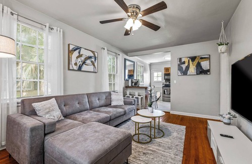 Southeast Pensacola House | East Hill Manor Large Double Apartment Villa