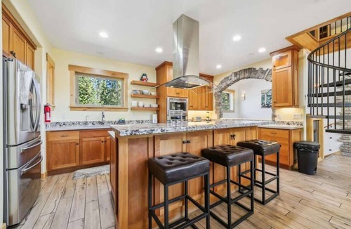 Mountain View Estates Cabin | EchoView Lodge: Hot Tub, Game Room, Dog Friendly