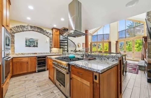 Mountain View Estates Cabin | EchoView Lodge: Hot Tub, Game Room, Dog Friendly