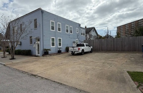 San Jacinto Apartment | Elegant 2-Bedroom Retreat on 21st Street -Steps away from Galveston's best!