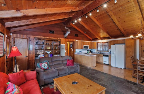Cedar Glen House | Emerald Arrowhead Haus - Hot Tub & Game Room