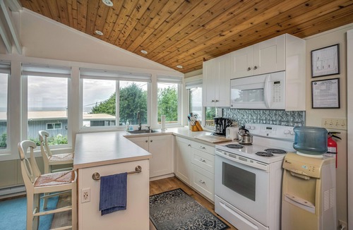 Arch Cape House | Enchanted Cottage- Wood Fireplace & Cozy Vibes- Peaceful & Private-Ocean View