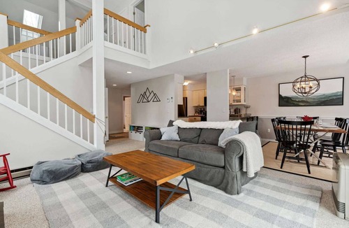 West Hartford Condo | End-Unit Condo with Sauna & Pool, Deere Run
