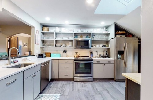 West Hartford House | End unit townhome near golf & ski - walk to Quechee Club - views & fireplace