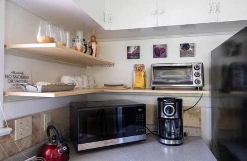 East Hill Cottage | Enjoy a stylish experience at this centrally-located guest house DOWNTOWN!