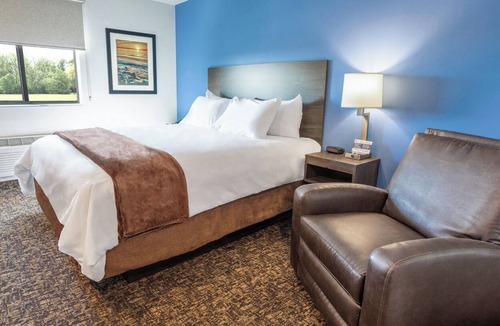 Redding Hotel | Enjoy Easy Access to Outdoor Fun at Whiskeytown From Cozy Room
