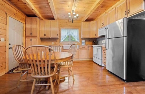 Loretto Cabin | Enjoyable 4-bedroom cabin with AC in Niagara, on a private 56 acre lake