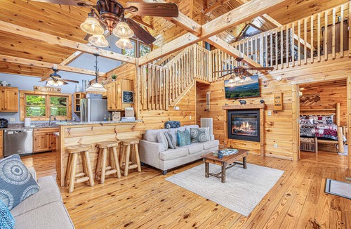 Cosby Cabin | EPIC Outdoor Area*Secluded*FirePit*HotTub*GameRoom