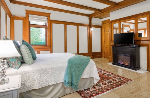 South Central Condo | Executive Elegance Close to Lake