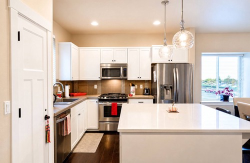 Cedar Hills House | Executive Vacation Home Across Nike HQ/VillaSports Gym/Spa, Business or Family