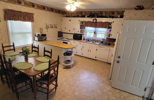 Stokes House | Fabulous 3-bedroom Farmhouse Minutes from Hanging Rock State Park