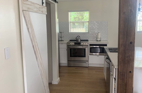 Riviera Beach Cottage | Family friendly 2-bedroom cottage 2 blocks from the beach