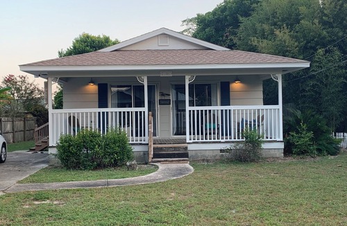 Riviera Beach Cottage | Family friendly 2-bedroom cottage 2 blocks from the beach