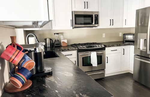 Three Rivers House | Family-Friendly 3BR w/Hot Tub Near Sunriver Sleeps 8 - The Kos House