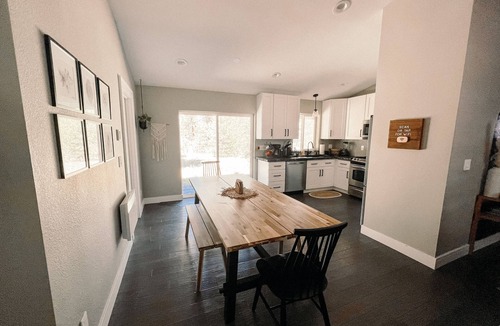 Three Rivers House | Family-Friendly 3BR w/Hot Tub Near Sunriver Sleeps 8 - The Kos House