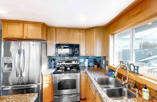 Gleneden Beach House | Family friendly house with ocean view and private hot tub walk to beach dogs OK