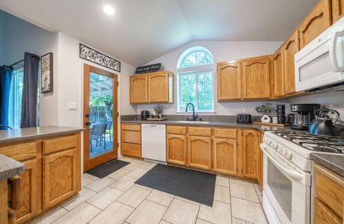 North Hilltop House | Family Home | Fire Pit + Outdoor TV | Near Bethel